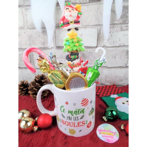Mug Ce matin j'ai les boules rempli de friandises de Noël
