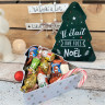Boîte sapin remplie de friandises de Noël