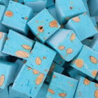 Nougat bleu à la framboise - Cube aux amandes
