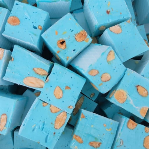 Nougat bleu à la framboise - Cube aux amandes