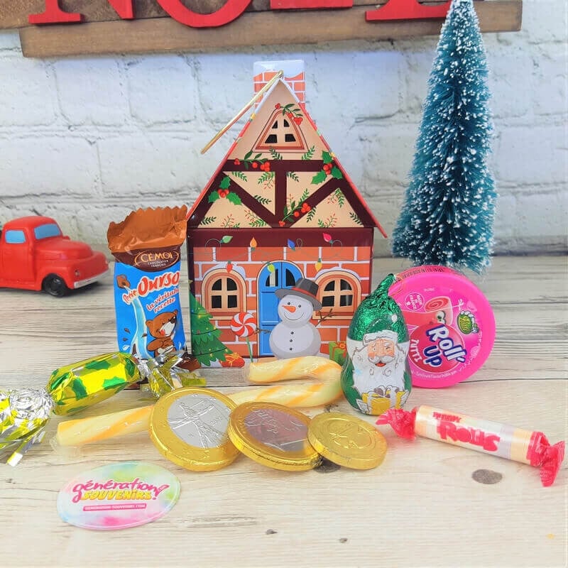 Maison de Noël remplie de bonbons rétro