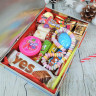 Boîte métal - Livre remplie de friandises et chocolats de Noël